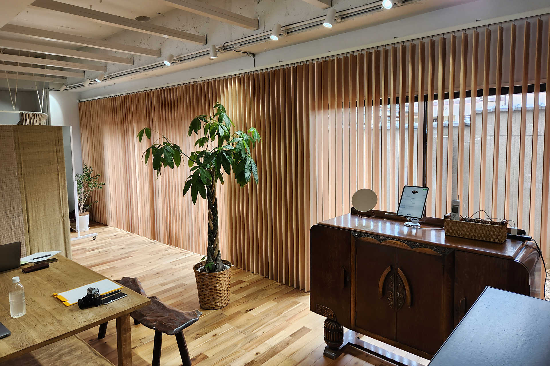 蜜ロウ塗装の縦型ブラインドの画像